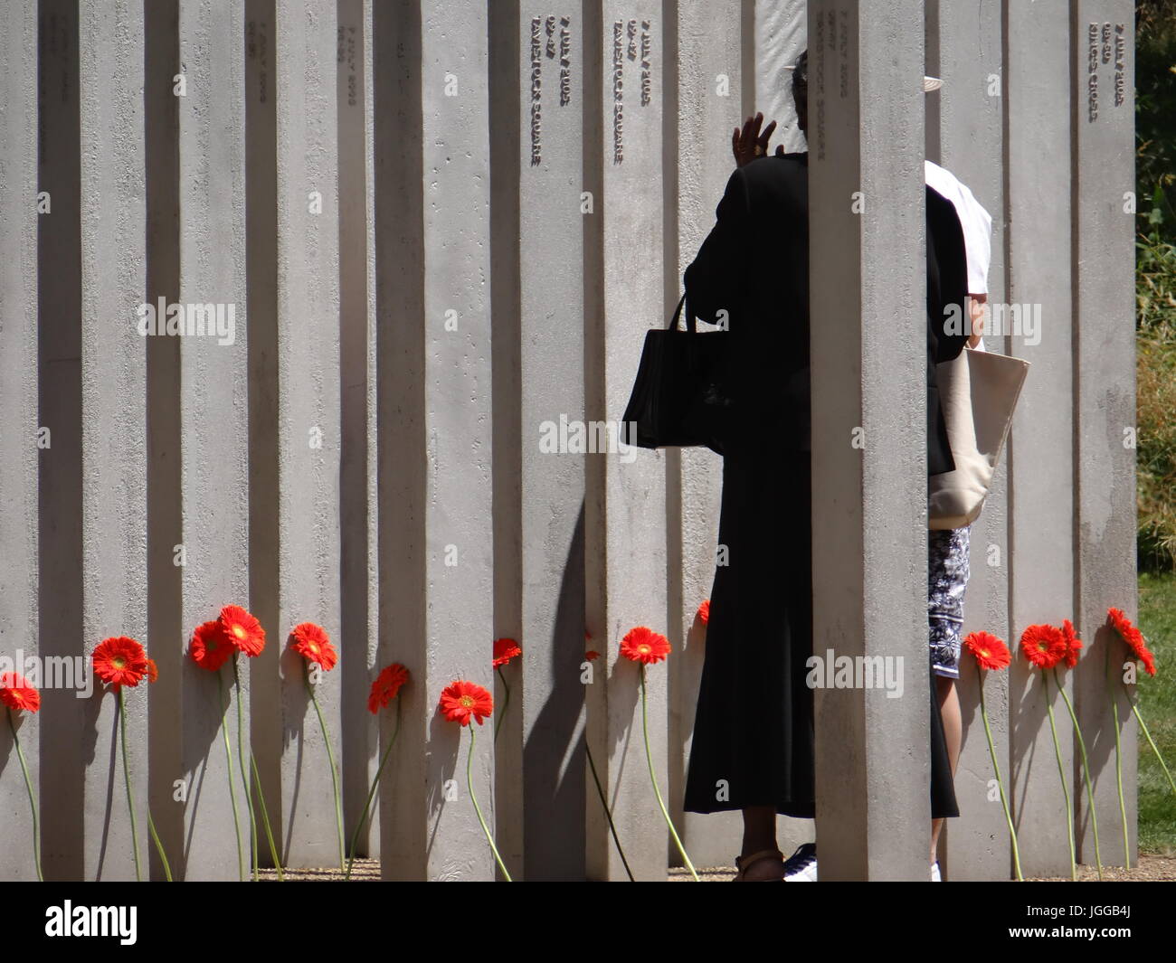 Londra, Regno Unito. Il 7 luglio, 2017. Persone mark dodicesimo anniversario della 7/7 bombardamenti nel 2005 a Londra, UK Credit: Nastia M/Alamy Live News Foto Stock