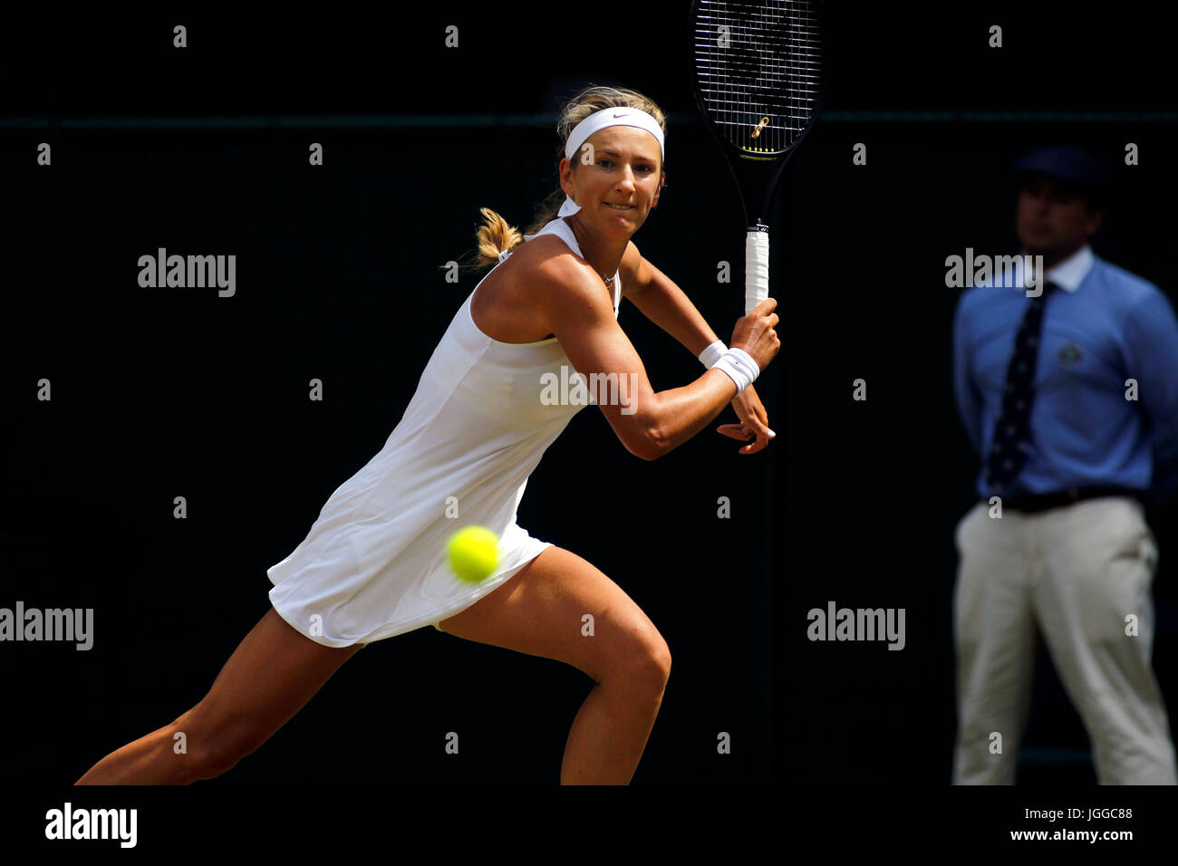 Londra, Regno Unito. 07 Luglio, 2017. Londra, 7 luglio, 2017 - Victoria Azarenka della Bielorussia durante il suo terzo round match contro Heather Watson di Gran Bretagna sul Centre Court di Wimbledon. Credito: Adam Stoltman/Alamy Live News Foto Stock