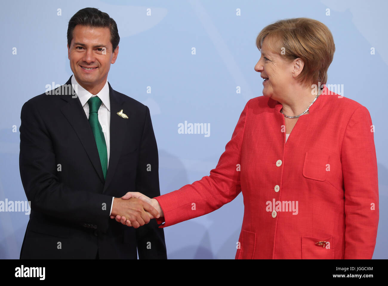 Amburgo, Germania. 7 Luglio, 2017. Il cancelliere tedesco Angela Merkel accoglie il Presidente del Messico Enrique Peña Nieto al vertice G20 ad Amburgo, Germania, 7 luglio 2017. I capi dei governi del G20 gruppo di paesi si sono riuniti in Amburgo sull'7-8 luglio 2017. Foto: Michael Kappeler/dpa/Alamy Live News Foto Stock