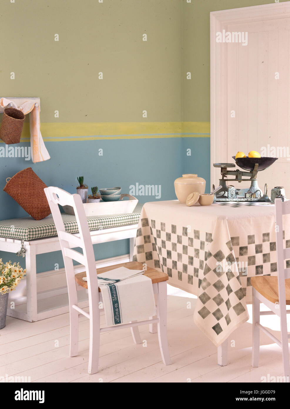 Sala da pranzo con dipinte di bianco e pavimento stampata tovaglia Foto Stock