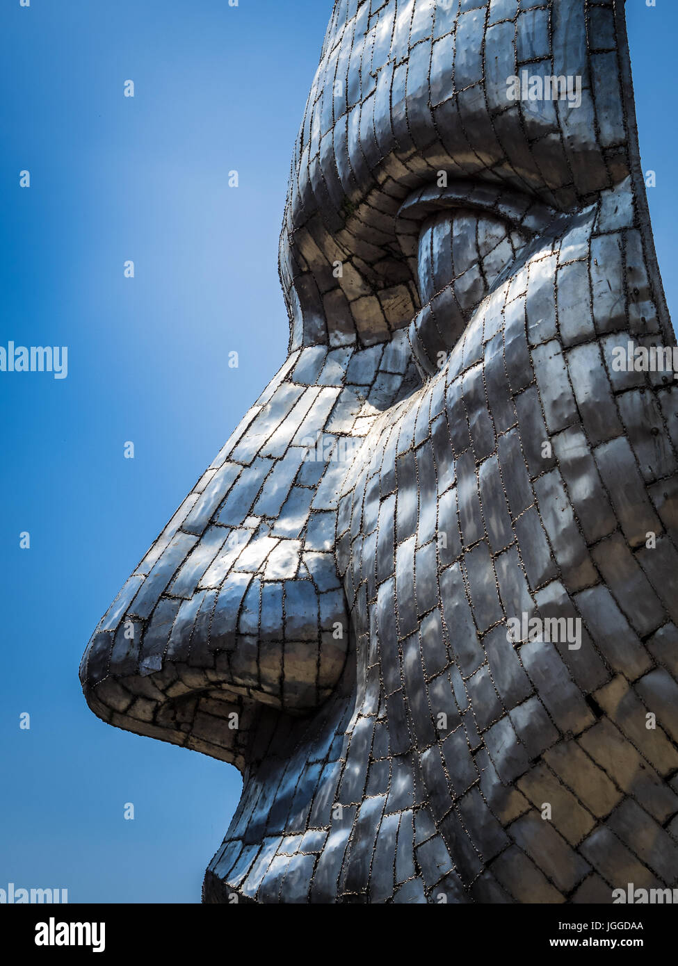 Facce di argento Bedford - dettaglio del controverso facce argento scultura in Bedford centro città dall'artista Rick Kirby, eretto nel 2009 Foto Stock