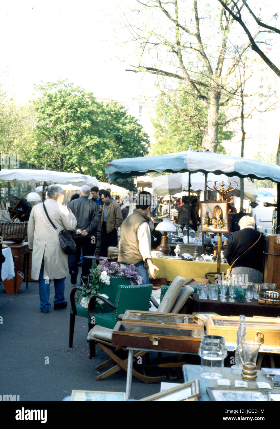 Francese sul mercato delle pulci a Avenue Marc Sangnier Foto Stock