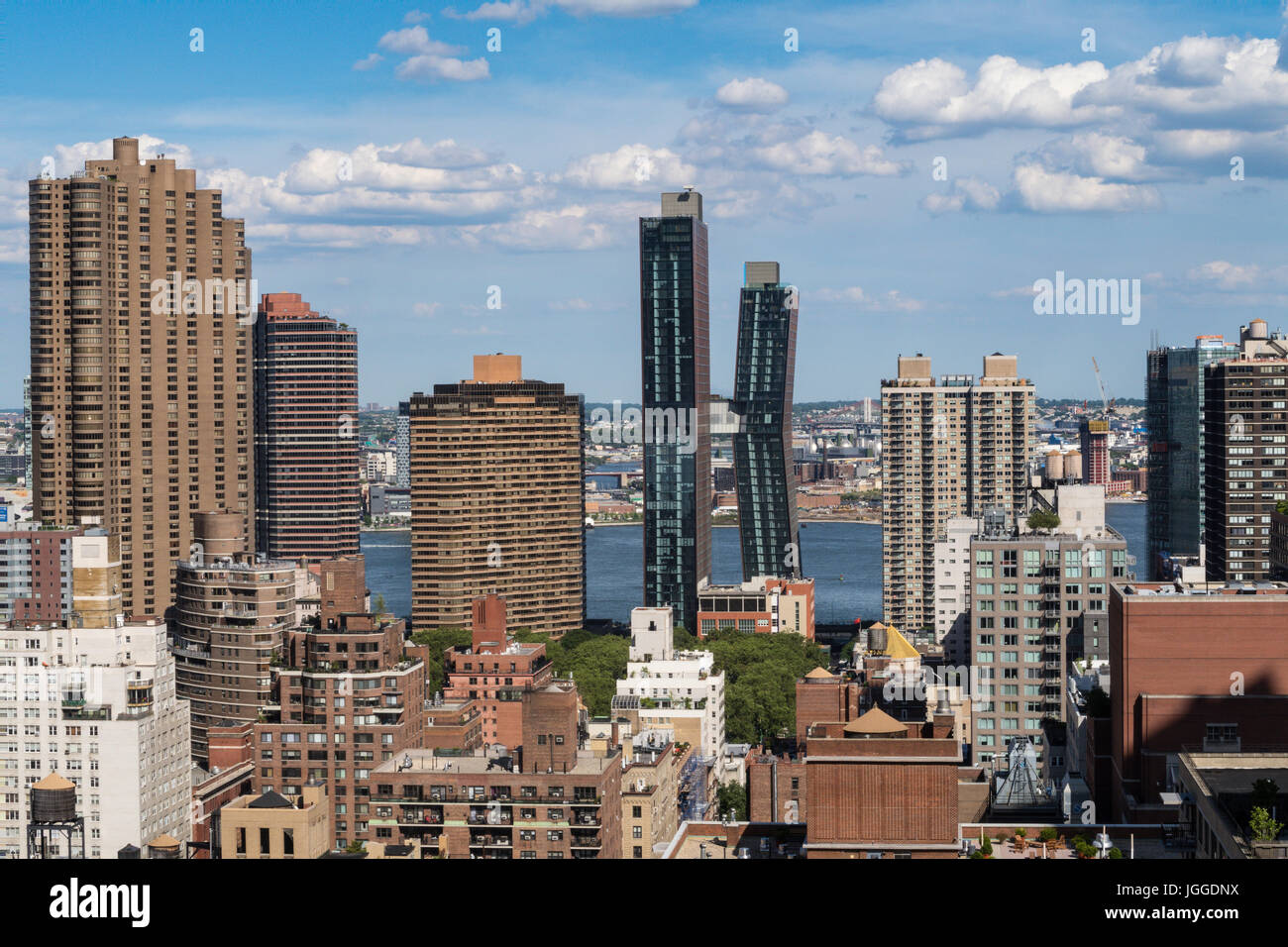 Gli edifici in rame americano sono una coppia di grattacieli residenziali di lusso a New York City, Stati Uniti Foto Stock