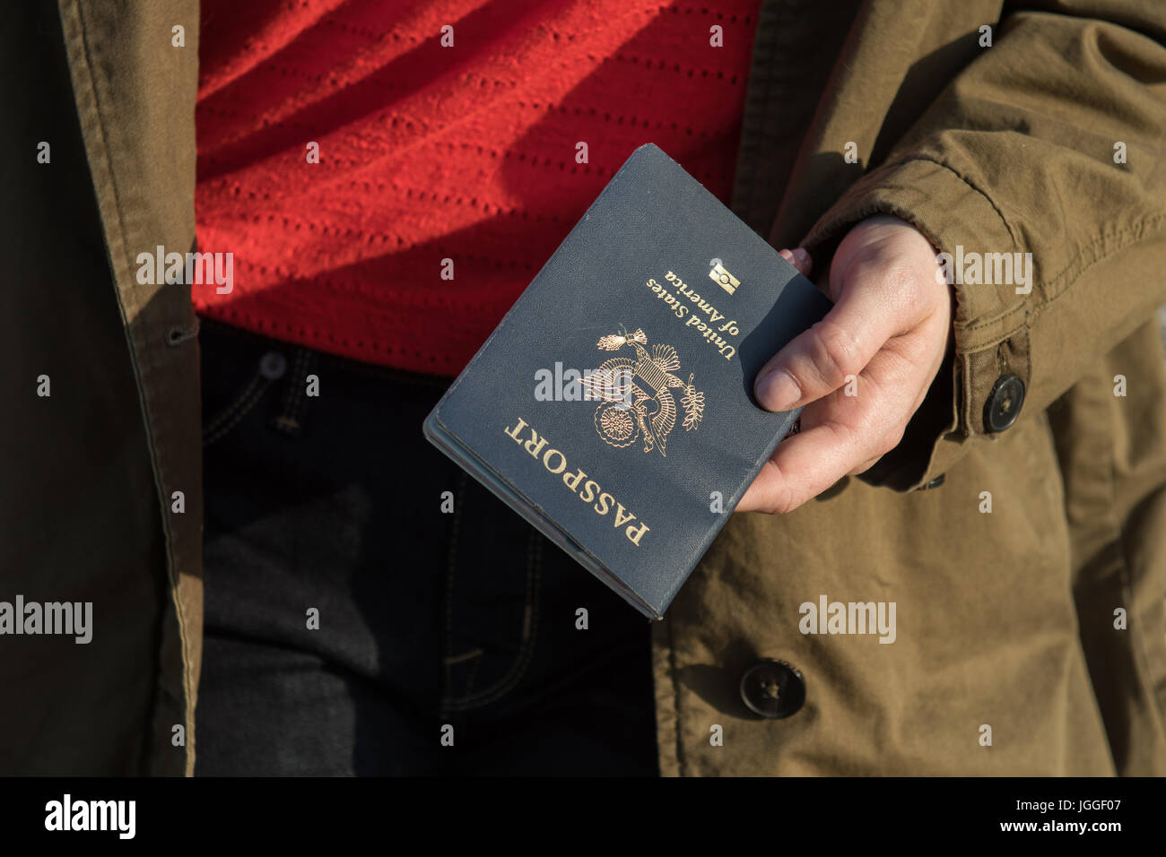 Donna che mantiene il passaporto in mano pronto a viaggiare Foto Stock