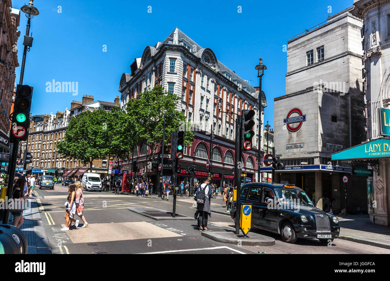 Charing Cross Rd, scena di strada, Centro di Londra, Inghilterra, Regno Unito. Foto Stock
