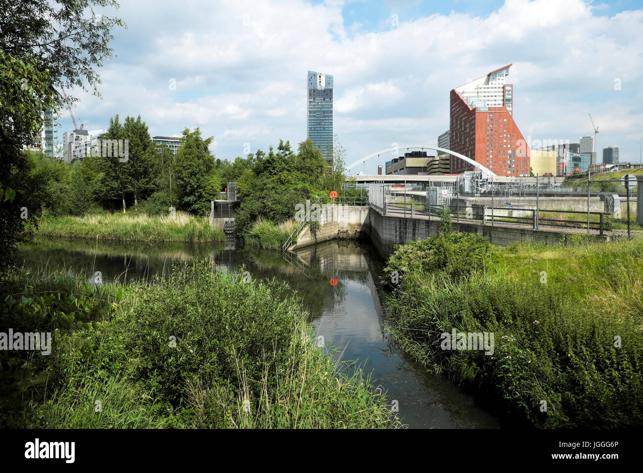 Fiume Lea fluente attraverso la Queen Elizabeth Olympic Park paesaggio in Stratford, Newham Est Londra Inghilterra KATHY DEWITT Foto Stock