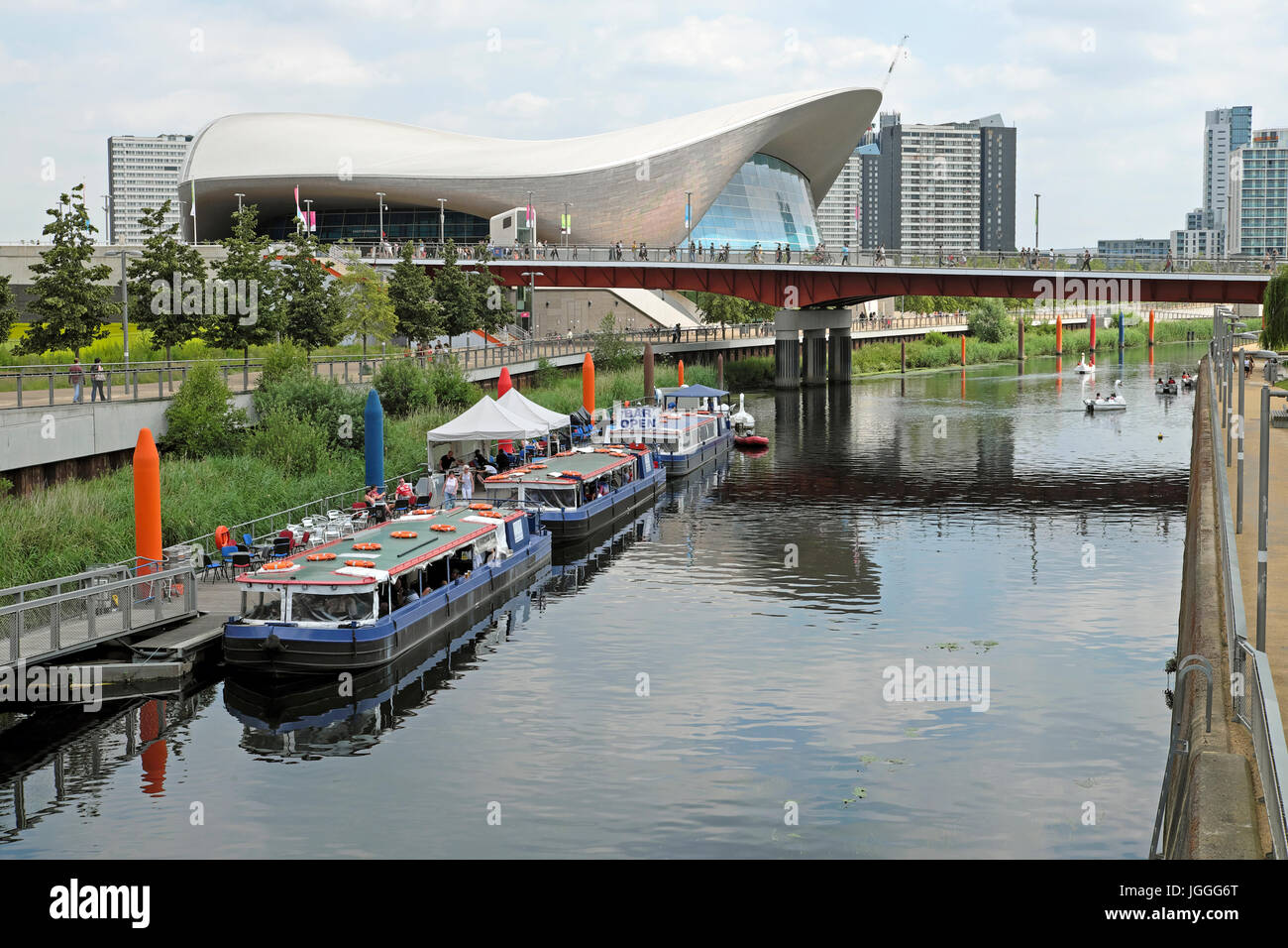 Fiume Lea fluente attraverso la Queen Elizabeth Olympic Park il paesaggio e la Aquatics Centre Stratford, Newham Est Londra Inghilterra KATHY DEWITT Foto Stock