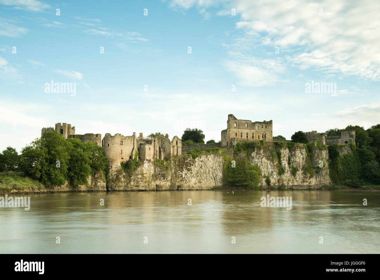 Chepstow Castle riflesso nelle acque del fiume Wye. Foto Stock