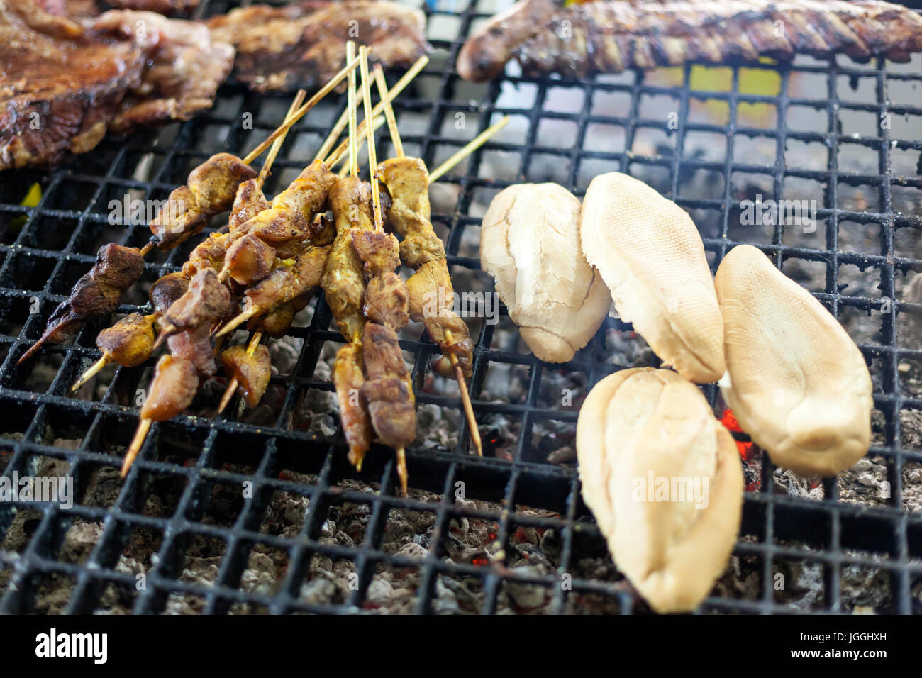 Spiedino di carne e pane sulla griglia per il barbecue per la preparazione di tapas tradizionali spagnole Foto Stock
