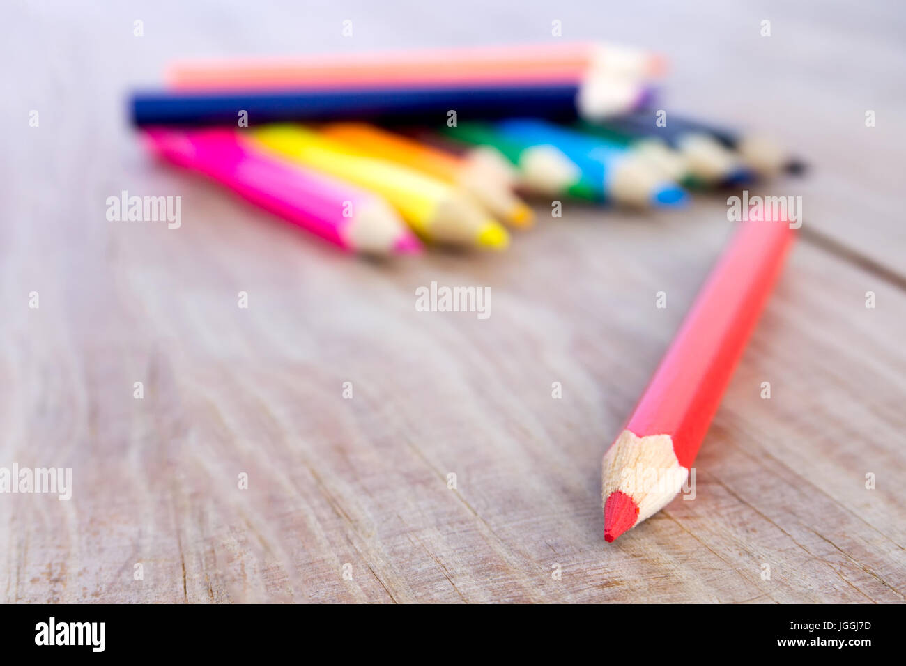 Messa a fuoco selettiva dei colori a matita su tavola di legno Foto Stock