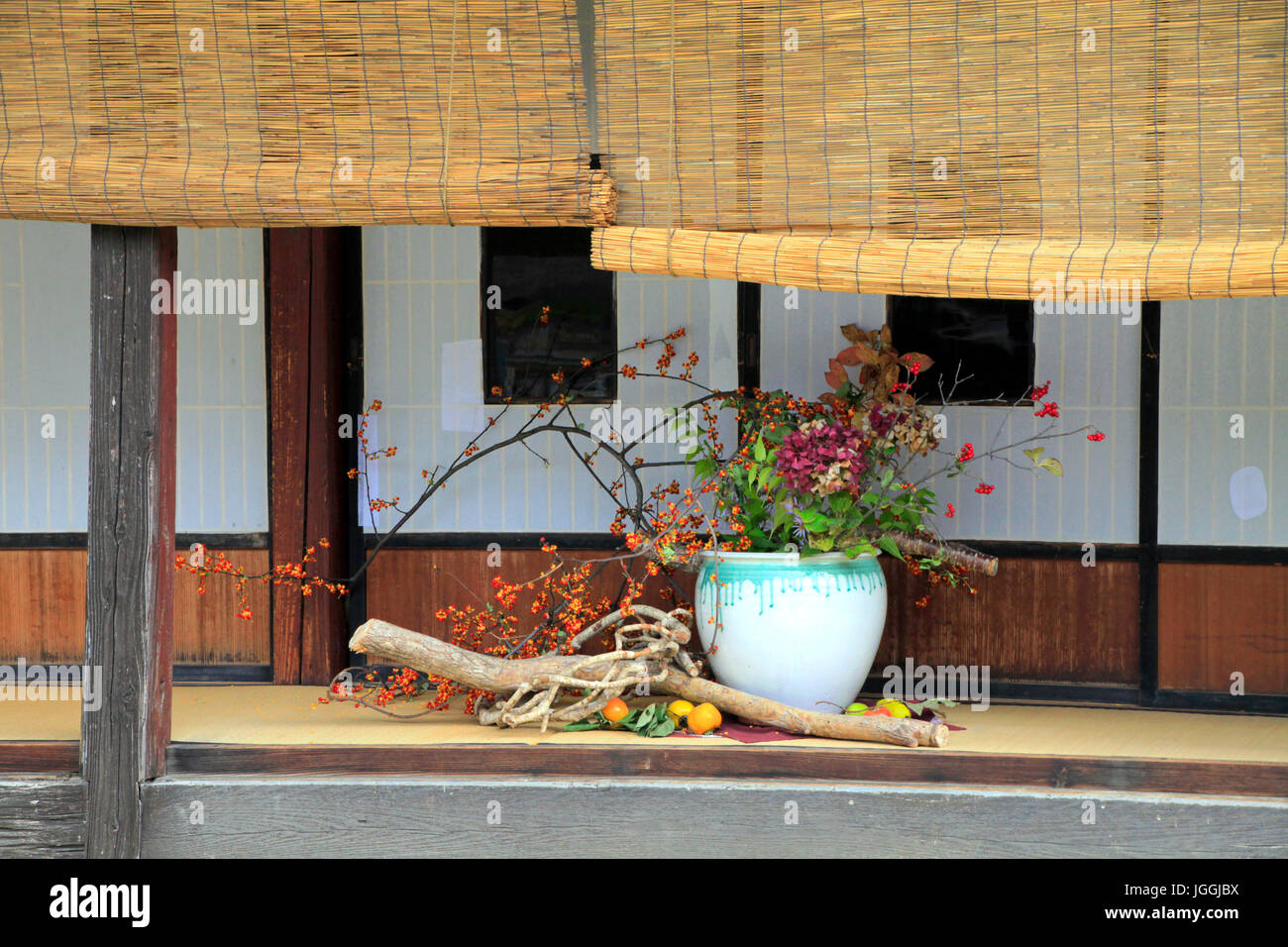 Stile giapponese Veranda della vecchia casa di paglia presso Ouchi-juku in Shimogo a Fukushima Giappone Foto Stock