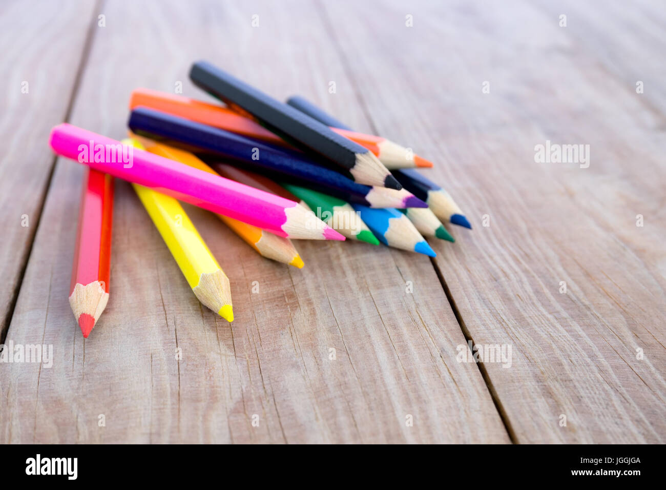 Messa a fuoco selettiva dei colori a matita su tavola di legno Foto Stock