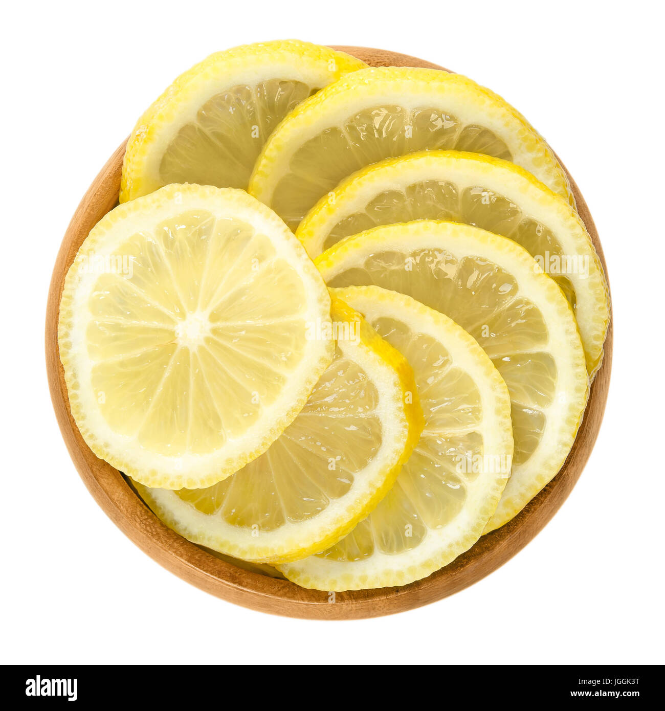 Fette di limone in ciotola di legno. Fresh cut mature commestibili giallo agrumi dischi. Citrus limon Osbeck. Isolate il cibo macro foto chiudere dall'alto. Foto Stock