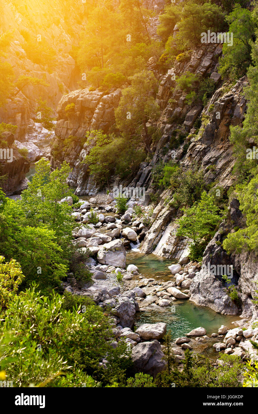 Extreme nature park, canyon con fiume di montagna, avventura e vacanze attive sullo sfondo Foto Stock