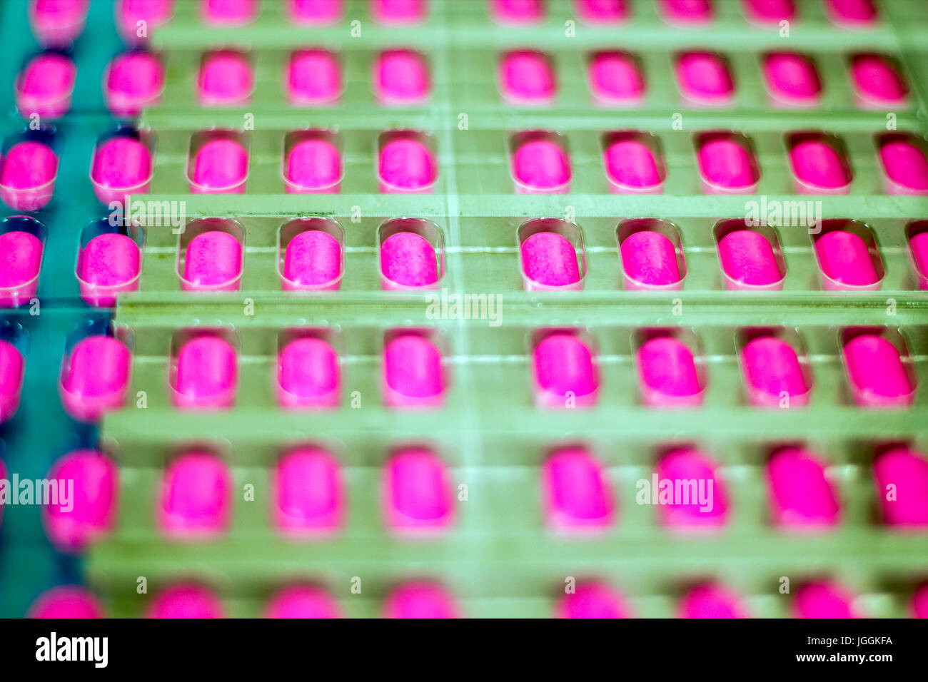 Pillole di medico in blister sulla linea di produzione. Industria farmaceutica. Fabbricazione di medicina. Foto Stock