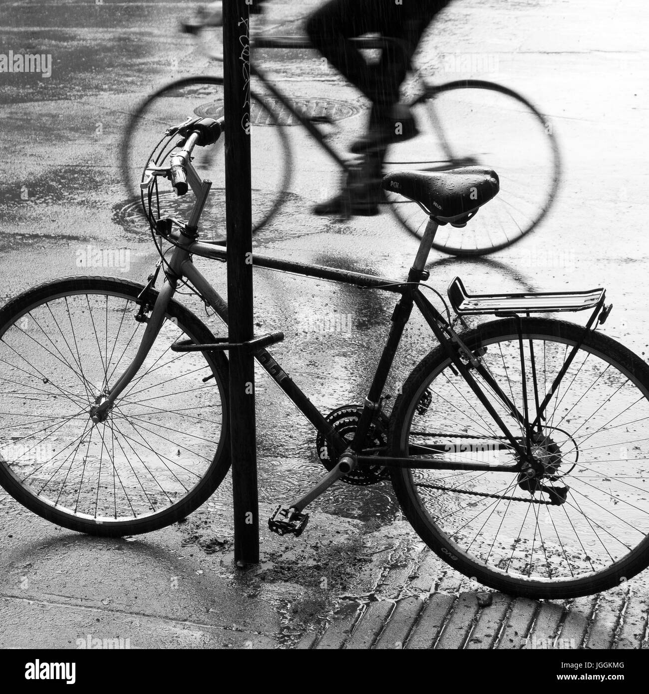 Le biciclette sotto la pioggia Foto Stock