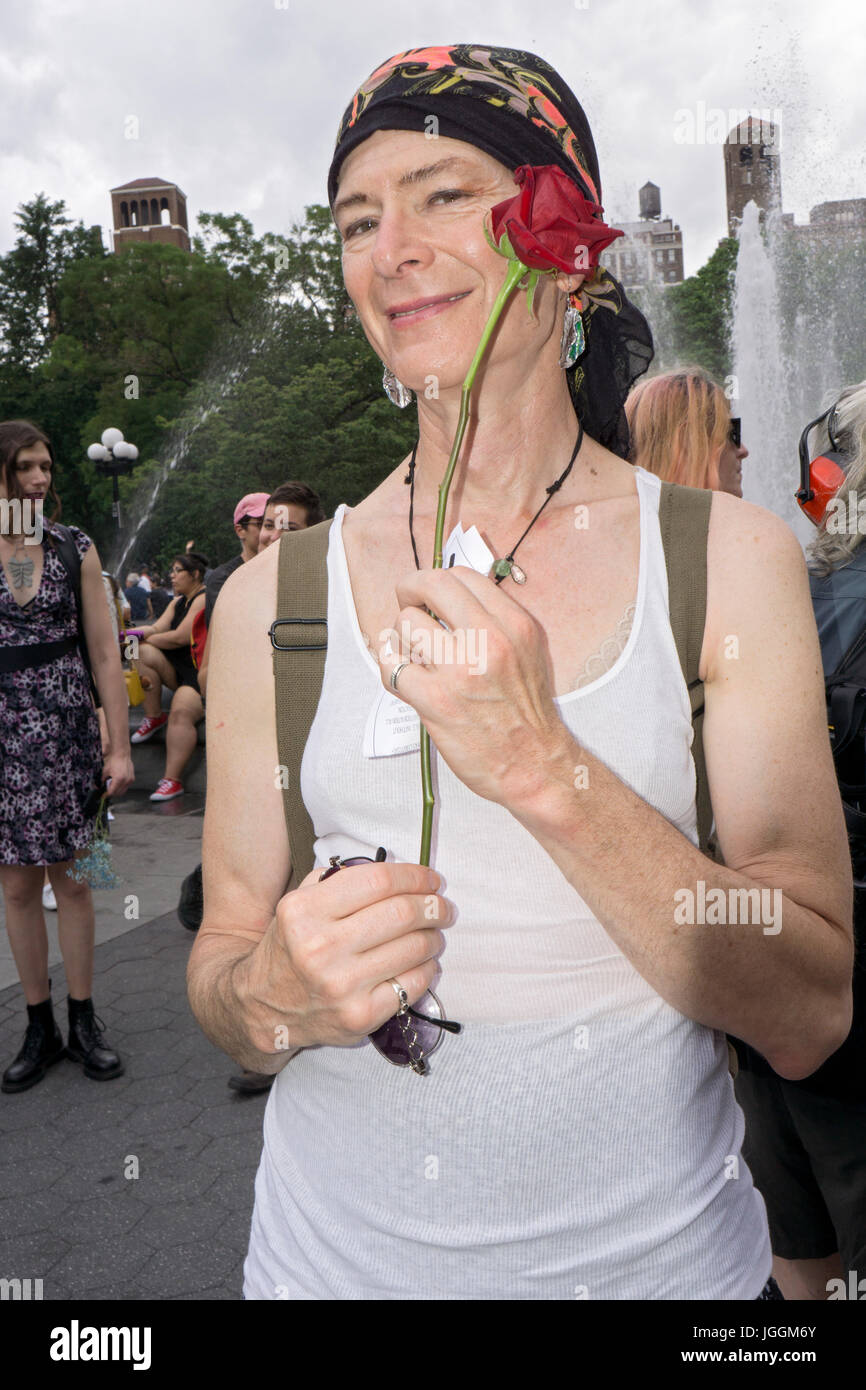 Un transgender donna alla Trans giorno se l'azione al Rally di Washington Square Park nel Greenwich Village di New York City. Foto Stock