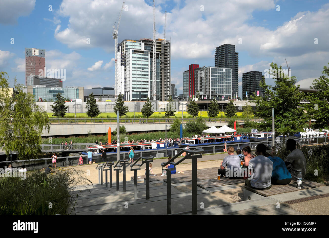 Sito in costruzione & gru di fronte Queen Elizabeth Olympic Park alto edificio uffici appartamenti Stratford Westfield negozi East London REGNO UNITO KATHY DEWITT Foto Stock