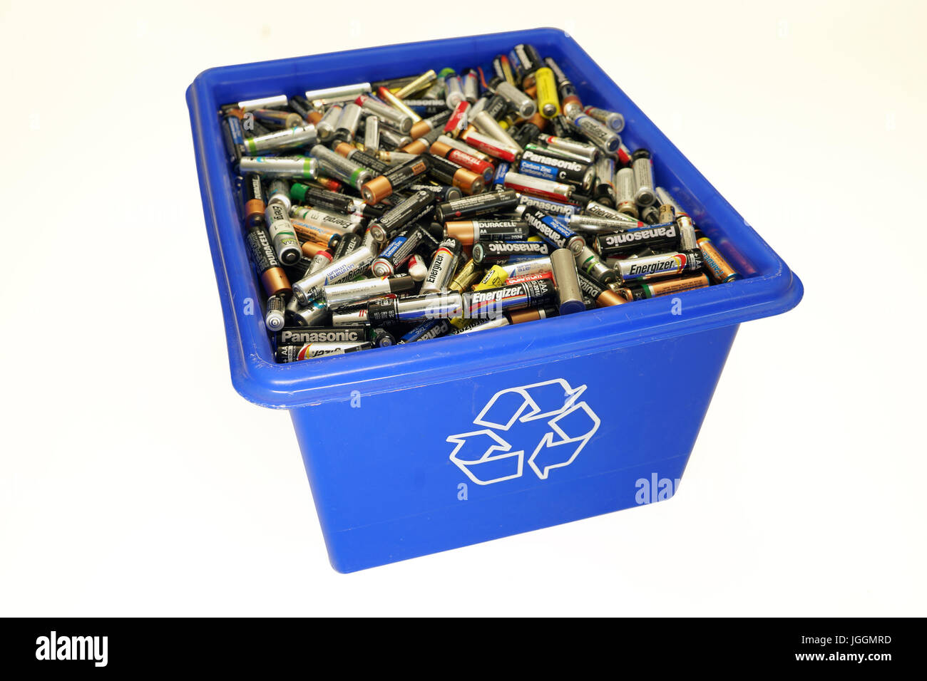 Il contenitore di riciclaggio piena di doppia uso delle batterie AA. Foto Stock