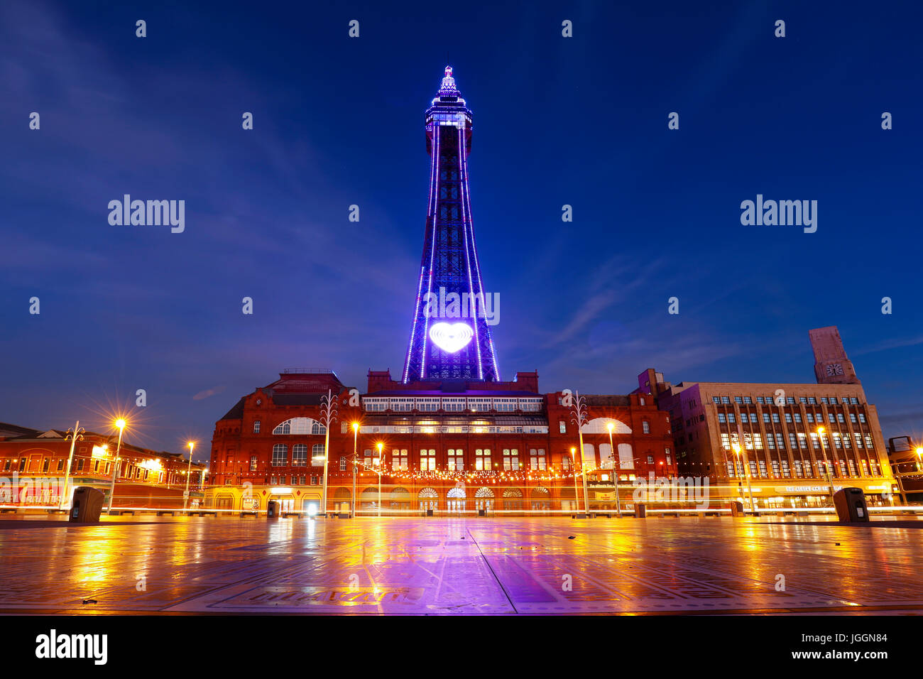 La Blackpool Tower; commedia moquette; Lancashire, Regno Unito Foto Stock