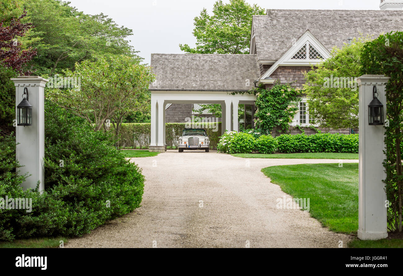 East Hampton station wagon con vintage mercedes nel passo carraio, East Hampton, NY Foto Stock