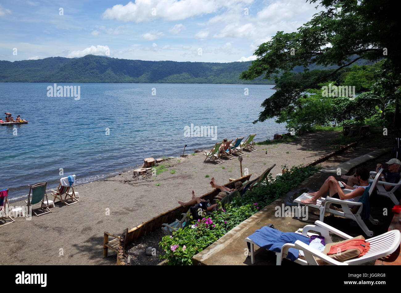 13settembre 2014, Granada, Nicaragua - turisti relax al Largo de Apoyo, un cratere vulcanico lago vicino a Granada per i momenti di relax e sport acquatici Foto Stock