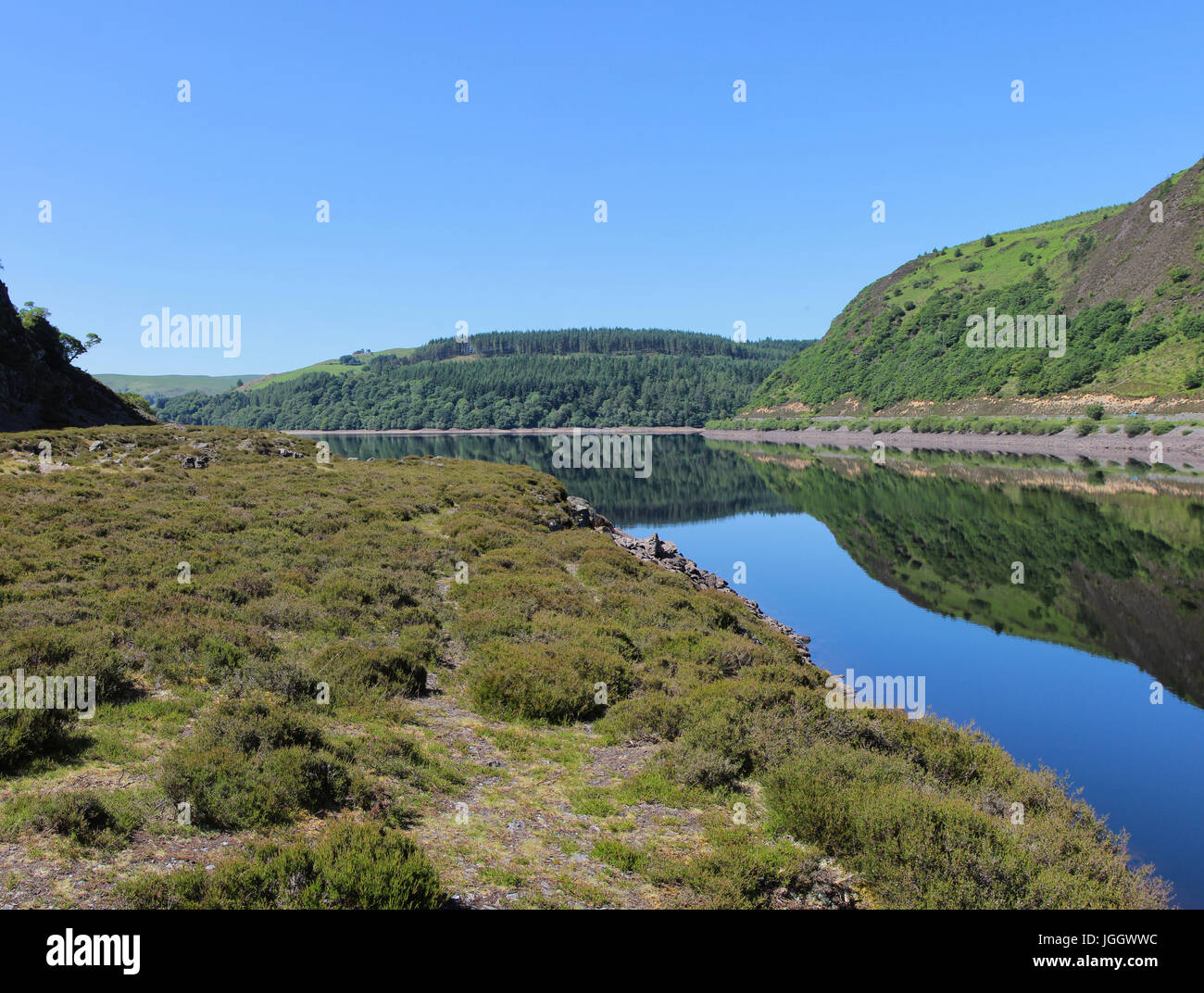 Caban Coch serbatoio con acqua riflessioni, Elan Valley, Powys, Wales UK Foto Stock