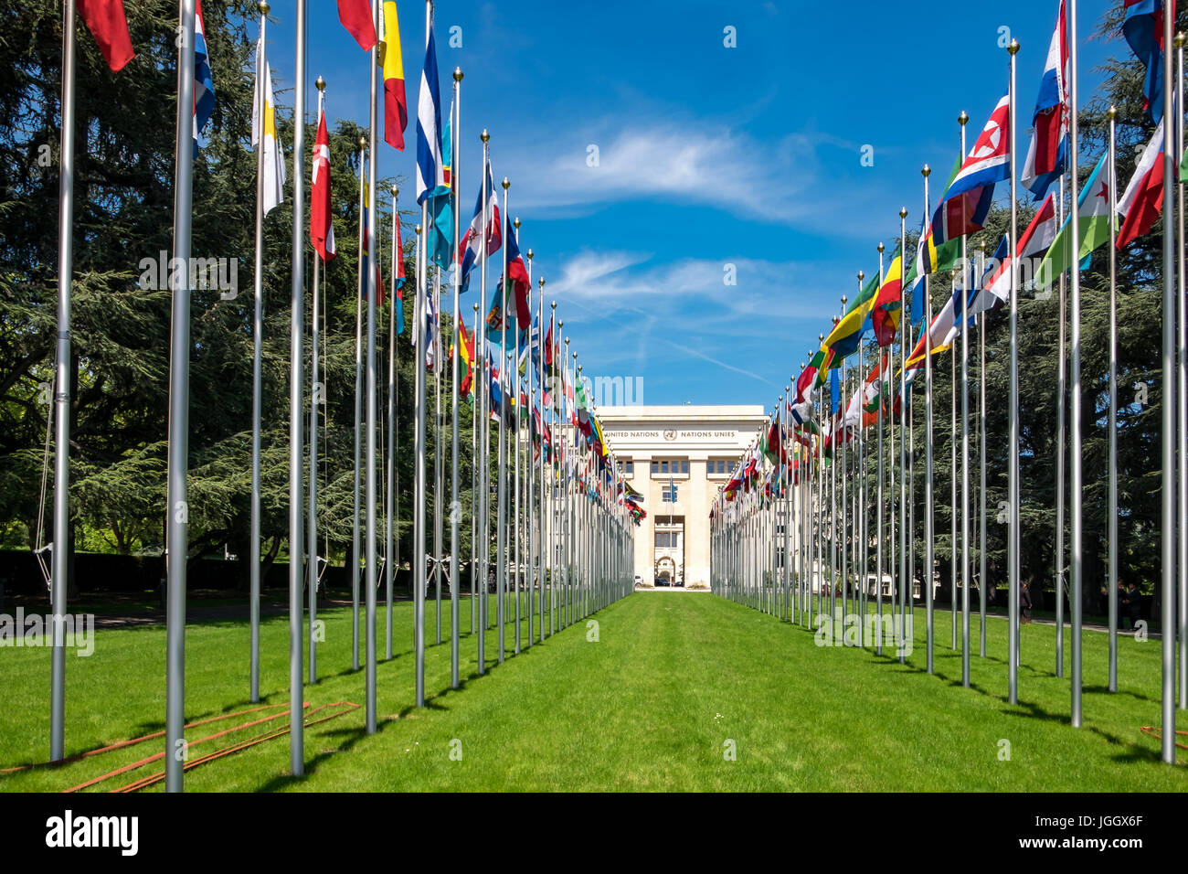 Pennoni di fronte all Organizzazione delle Nazioni Unite onu, Palais des Nations, Ginevra, Svizzera, Europa Foto Stock