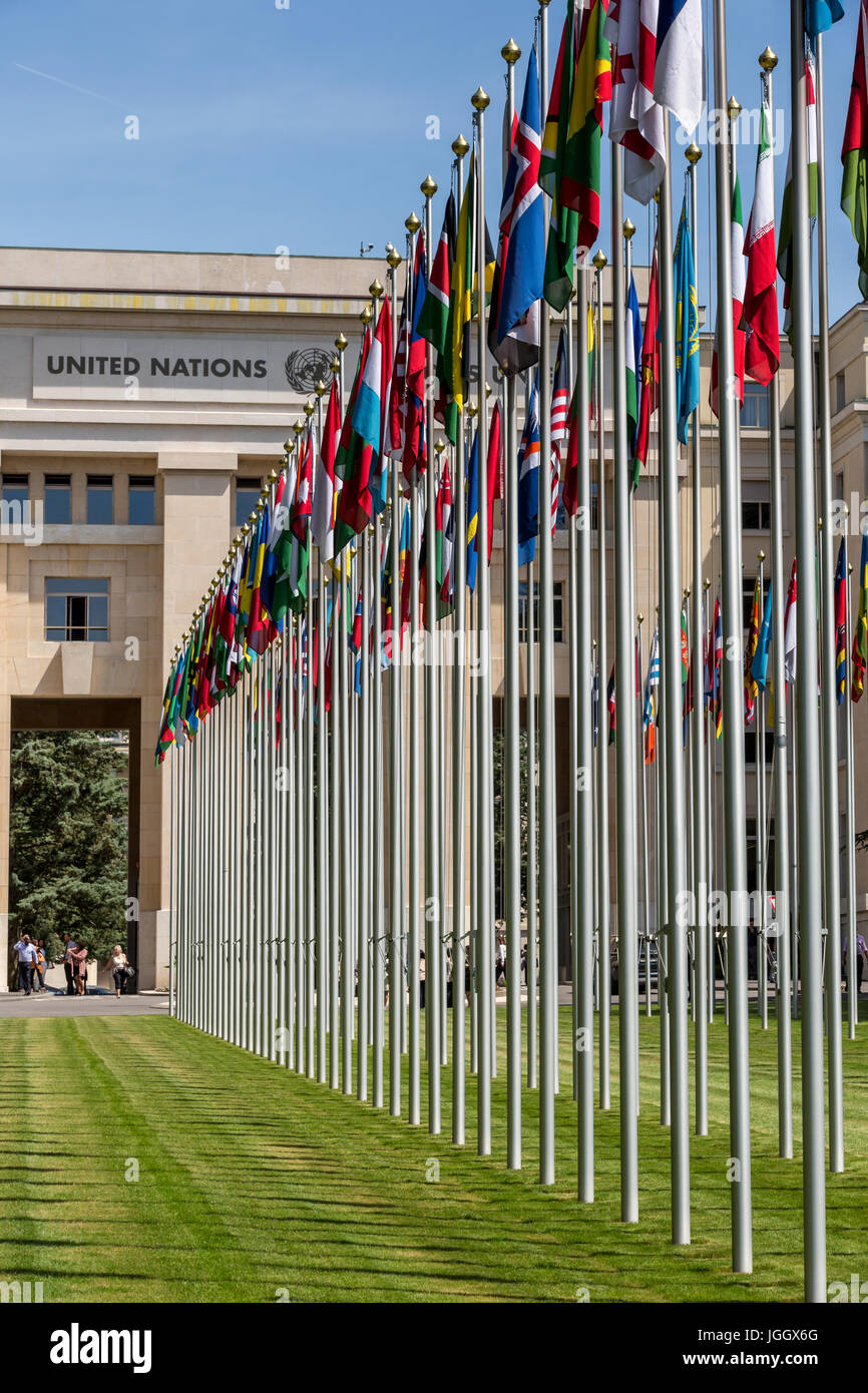 Pennoni di fronte all Organizzazione delle Nazioni Unite onu, Palais des Nations, Ginevra, Svizzera, Europa Foto Stock