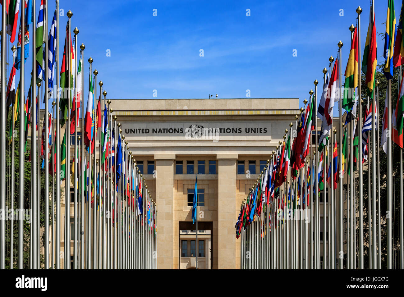 Pennoni di fronte all Organizzazione delle Nazioni Unite onu, Palais des Nations, Ginevra, Svizzera, Europa Foto Stock
