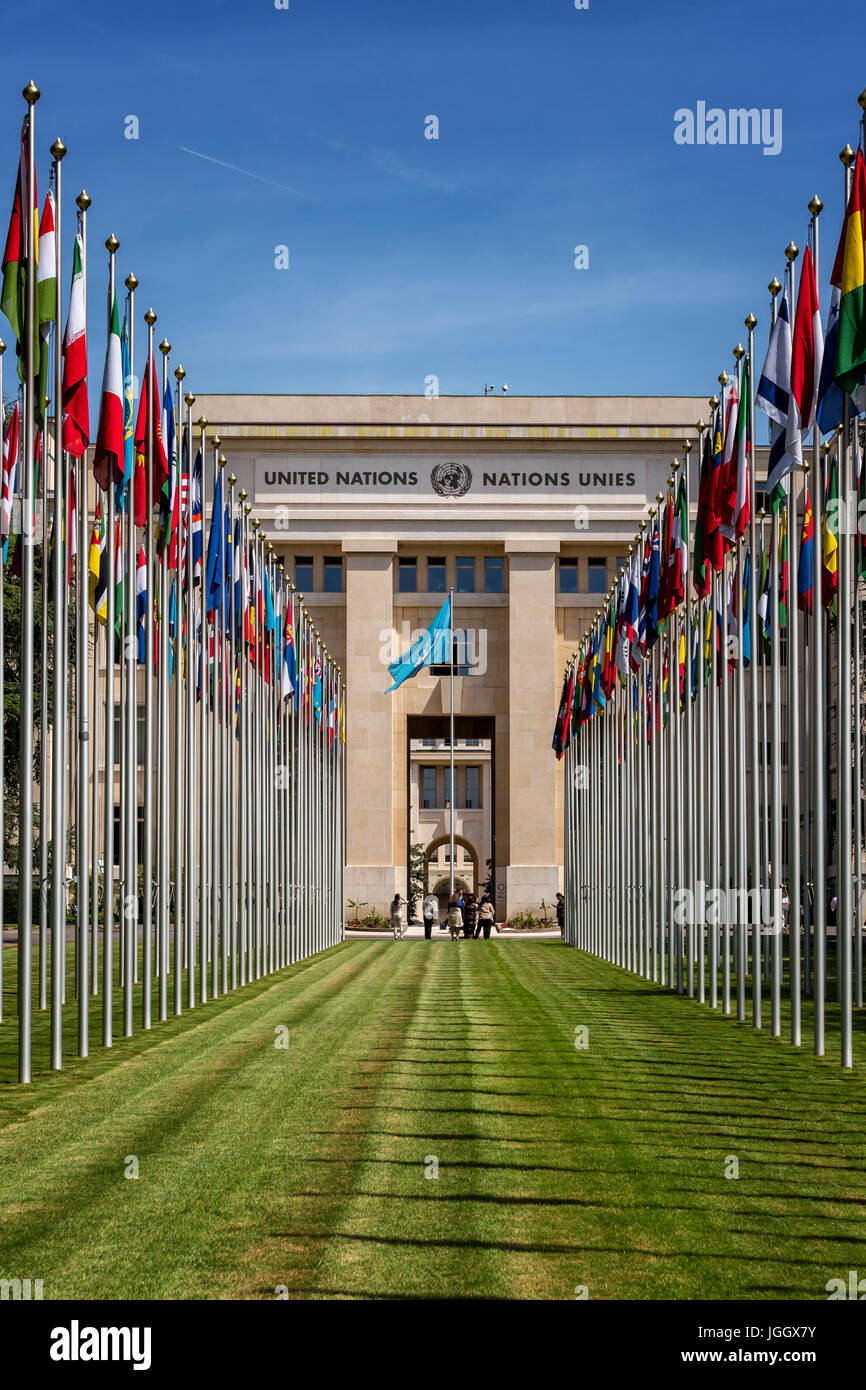 Pennoni di fronte all Organizzazione delle Nazioni Unite onu, Palais des Nations, Ginevra, Svizzera, Europa Foto Stock