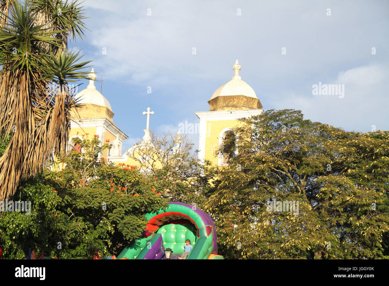 Giocattolo gonfiabile, Quadrato Barone di Alfenas, 2016, centro città, São Tomé Das Letras, Minas Gerais, Brasile. Foto Stock