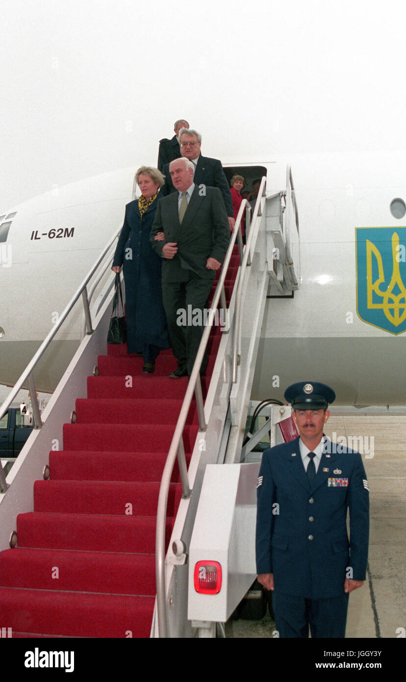 Valeriy Pustovoitnko, Presidente della Repubblica ucraino emerge dal suo aereo momenti dopo essere arrivati alla Andrews Air Force Base in Maryland. Foto Stock