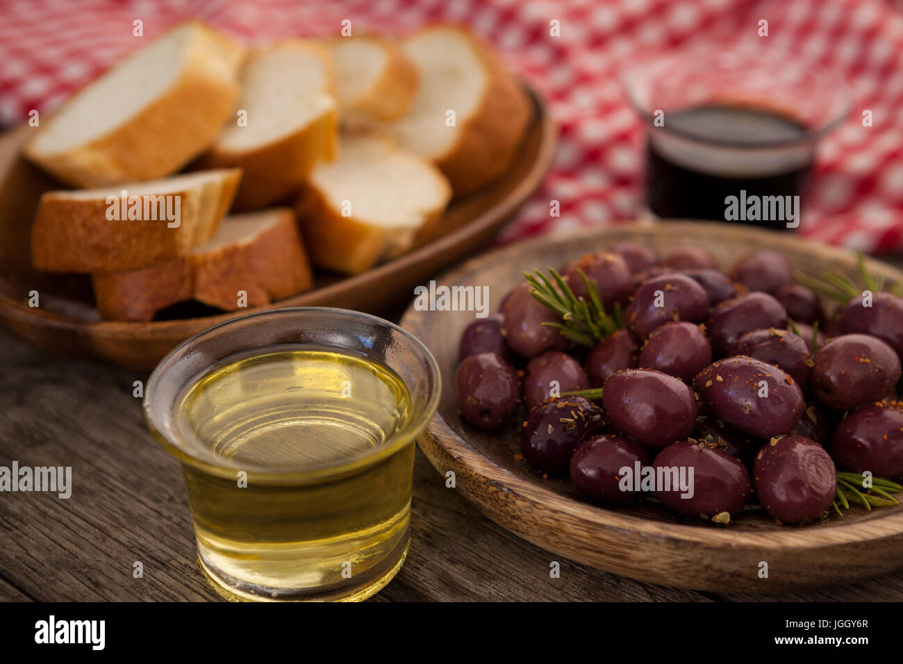 Close up di olive e pane con olio nel contenitore sul tavolo Foto Stock