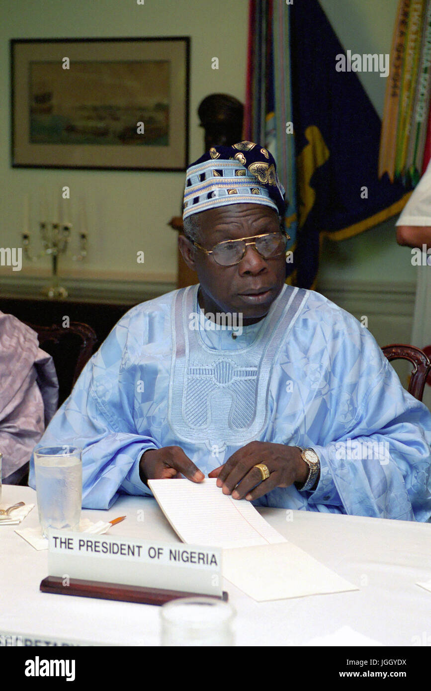 Presidente Matteo Aremu Olusegun Obasanjo, Repubblica federale della Nigeria, in occasione di una riunione con gli Stati Uniti Il Segretario della Difesa al Pentagono, camera 3E880, Washington, 10 maggio 2001. Foto Stock