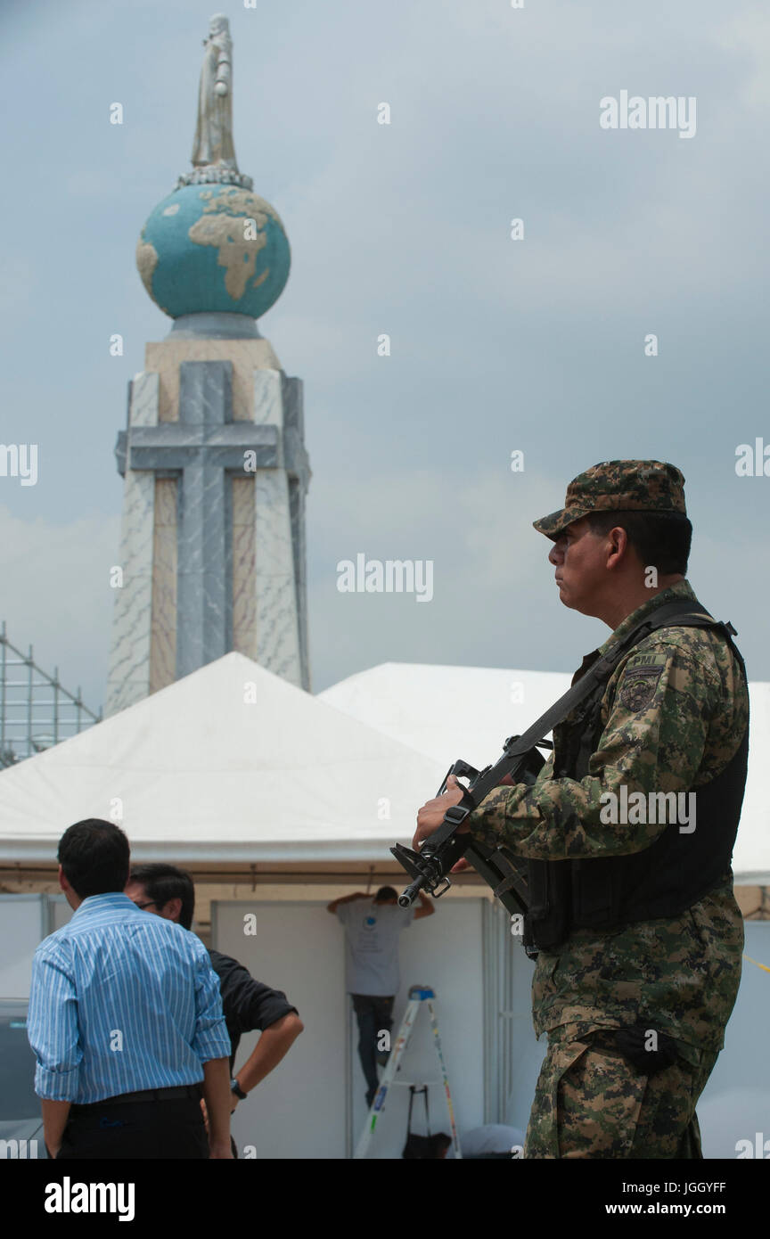 Elite corps di Salvadoran military watch sulla Plaza Salvador Del Mundo come El Salvador si prepara per la cerimonia di beatificazione di massa e annunciando la beatificazione di Monsignor Oscar Romero. L Arcivescovo fu ucciso a modificare la sua chiesa della Divina Provvidenza da una ala destra pistolero nel 1980. Oscar Arnulfo Romero Galdamez y è diventata il quarto Arcivescovo di San Salvador, riuscendo Luis Chavez, e ha parlato fuori contro la povertà, l'ingiustizia sociale, omicidi e torture. Romero è stato assassinato mentre Massa offrendo il 24 marzo 1980. Foto Stock