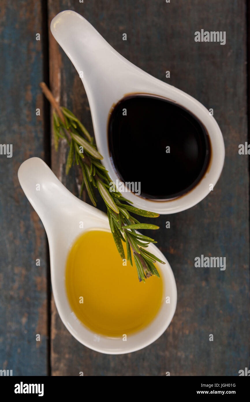 Vista aerea di olio di oliva in bianco cucchiaio sul tavolo di legno Foto Stock