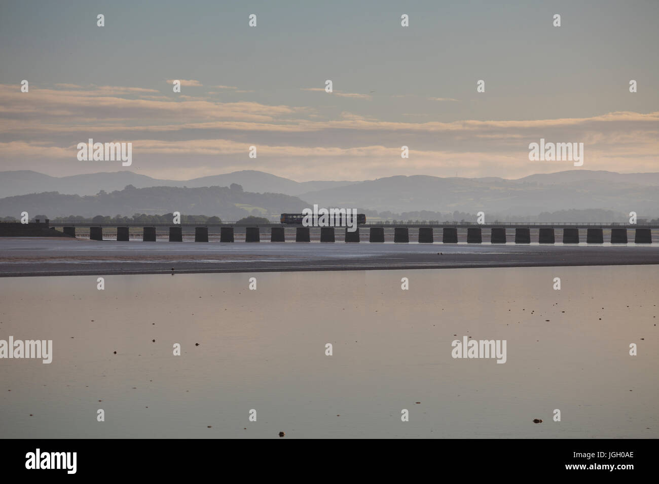 Rampa settentrionale pacer treno attraversa il fiume Kent viadotto a Arnside, Cumbria in Cumbria linea costiera con il 0519 Preston - Barrow In Furness Foto Stock