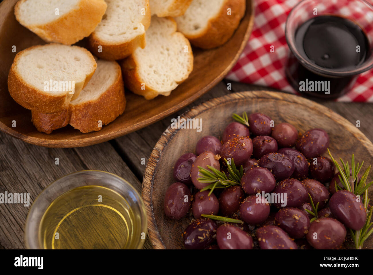 Close up di olive e pane con olio su tavola Foto Stock