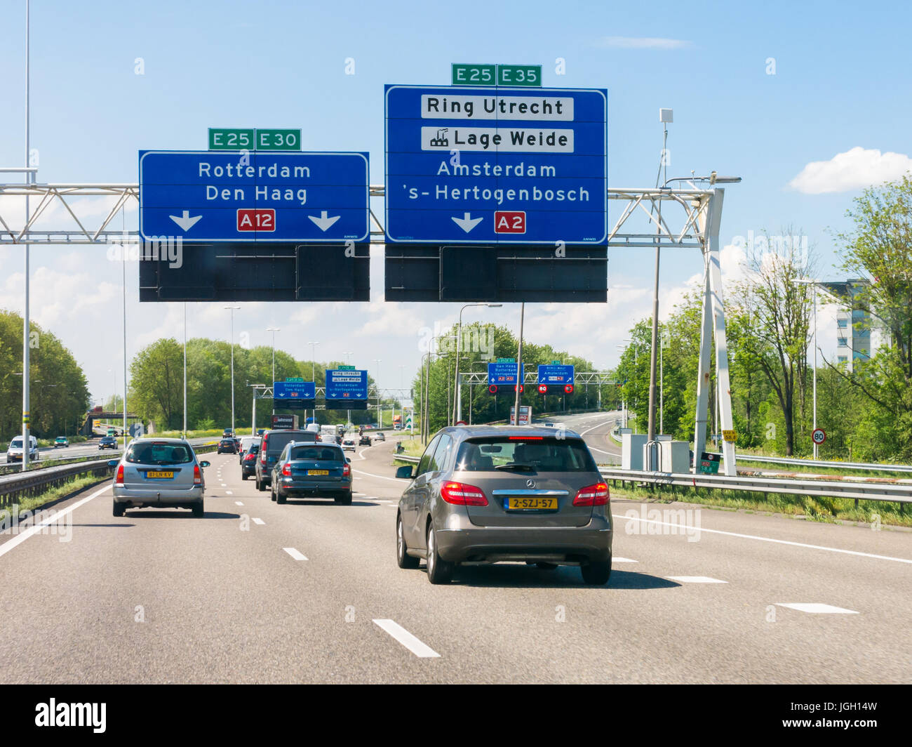 Il traffico su autostrada A12 e il sovraccarico di informazioni di percorso segni, Oudenrijn, Utrecht, Paesi Bassi Foto Stock