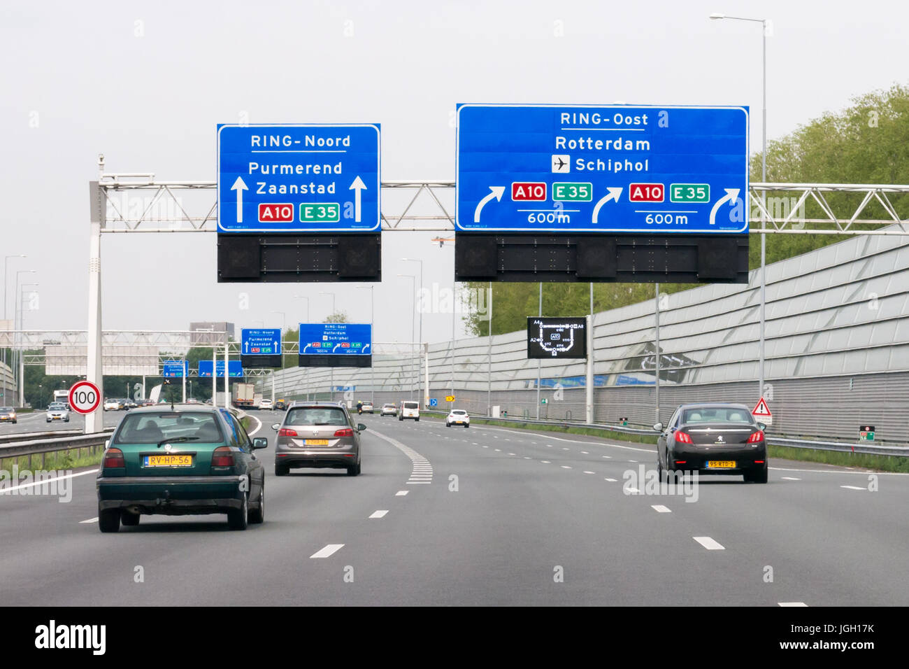 Il traffico su interscambio autostradale A1-A10 e il sovraccarico di informazioni di percorso segni, Amsterdam, Olanda Settentrionale, Paesi Bassi Foto Stock