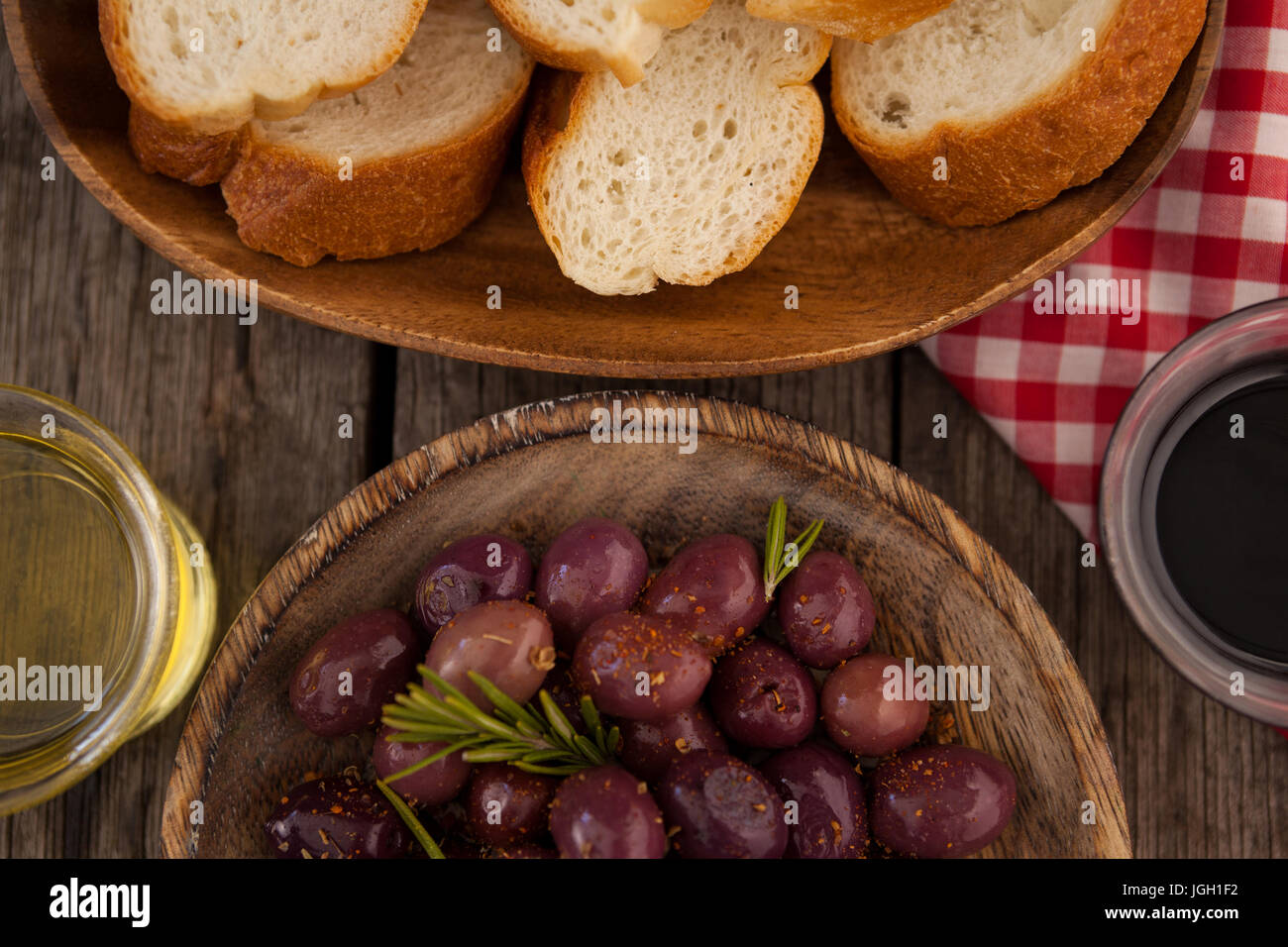 Vista aerea di olive e pane con olio nel contenitore sul tavolo Foto Stock