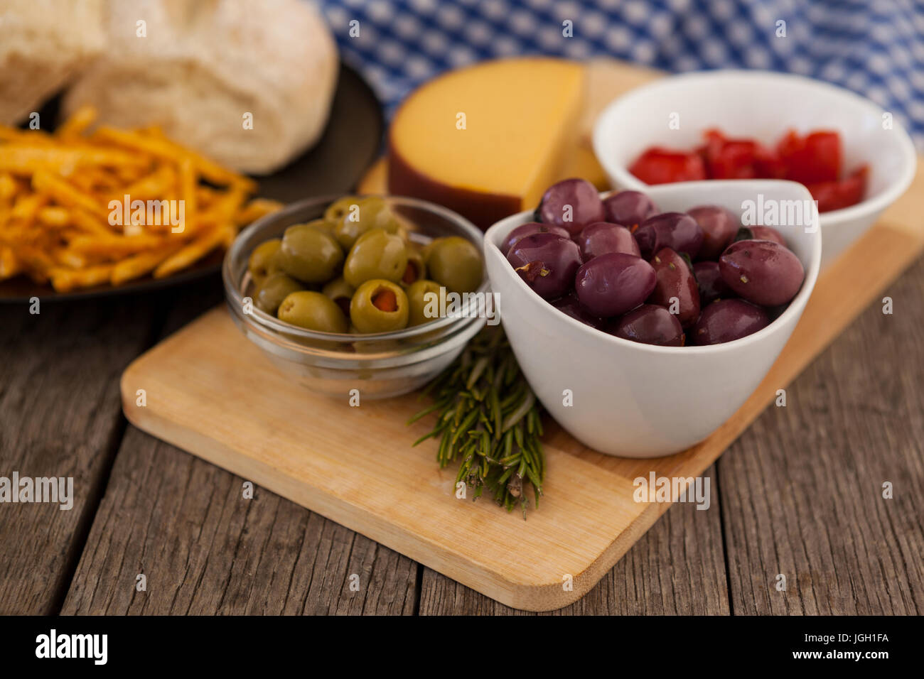 Olive e verdure da patatine fritte con il pane sulla tavola Foto Stock