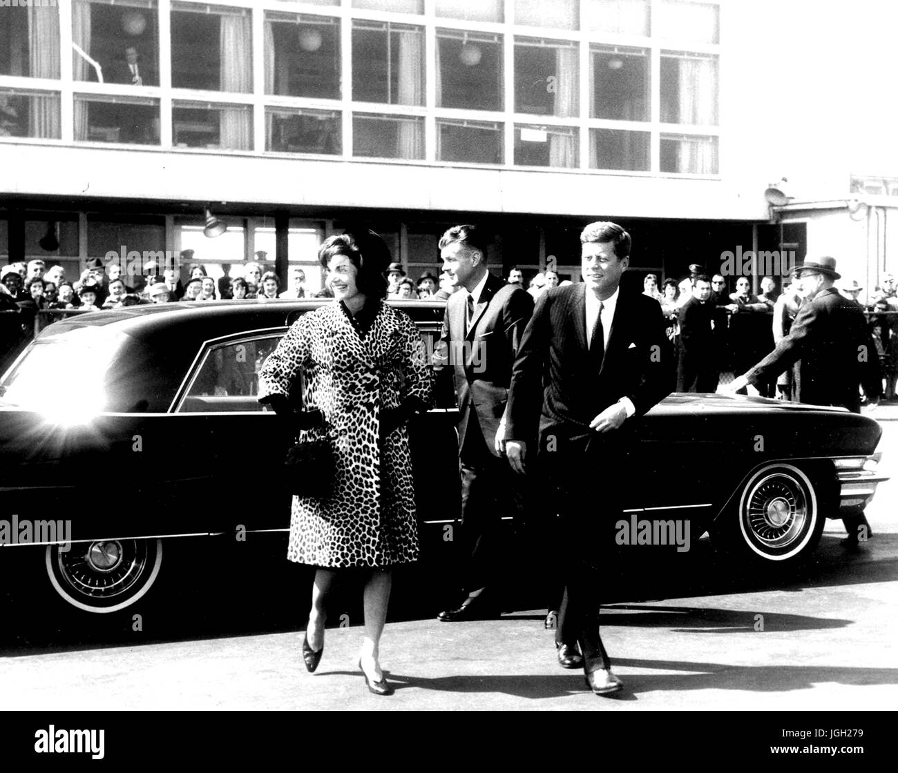 Il presidente statunitense John F Kennedy e Jacqueline Kennedy uscire una automobile, 1961. La cortesia Abbie riga/parchi nazionali del servizio. Foto Stock