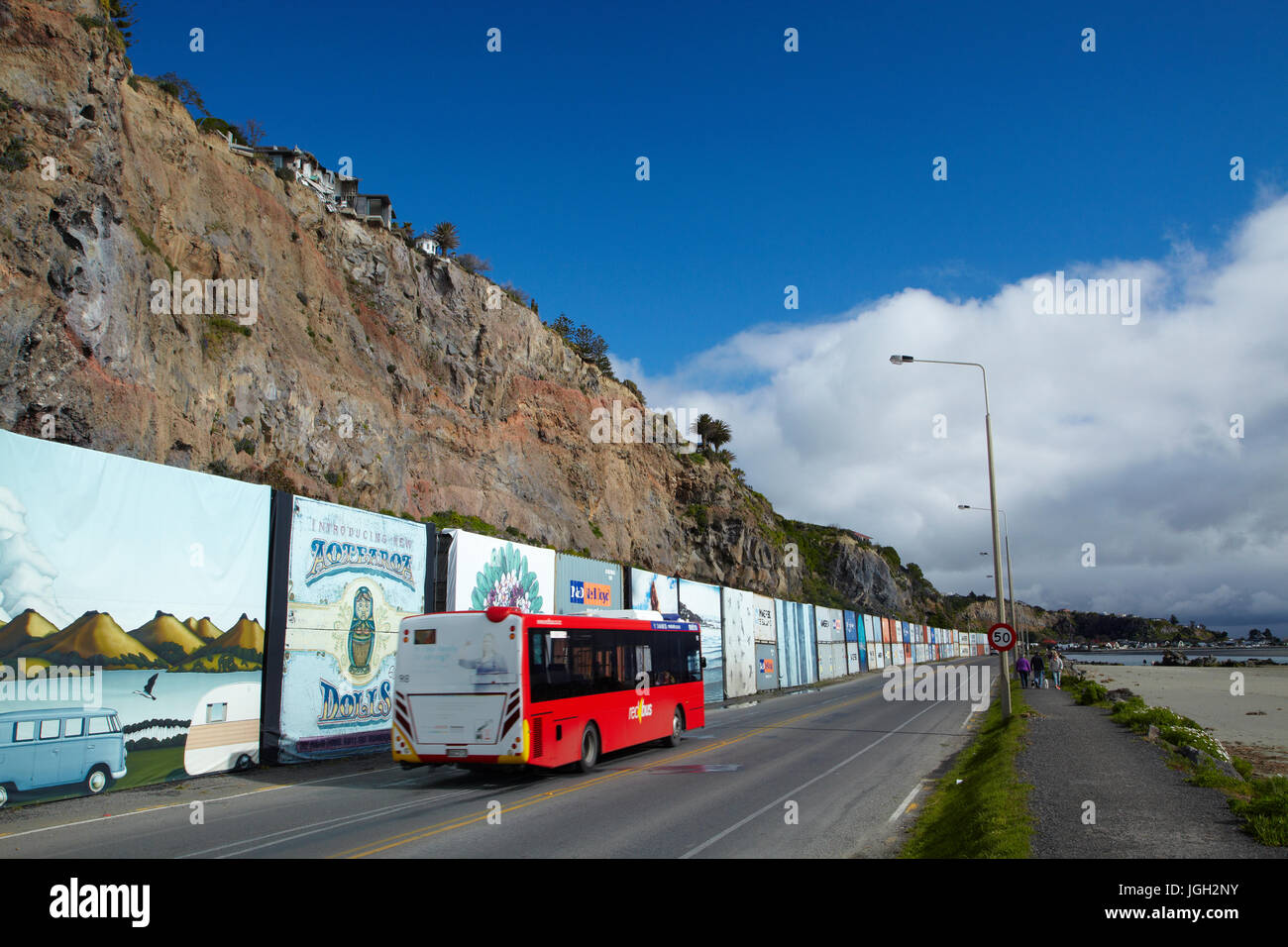 Clifftop house danneggiato dal terremoto, e i contenitori di spedizione di proteggere il traffico dalla caduta di detriti, Sumner, Christchurch, Canterbury, Isola del Sud, Foto Stock