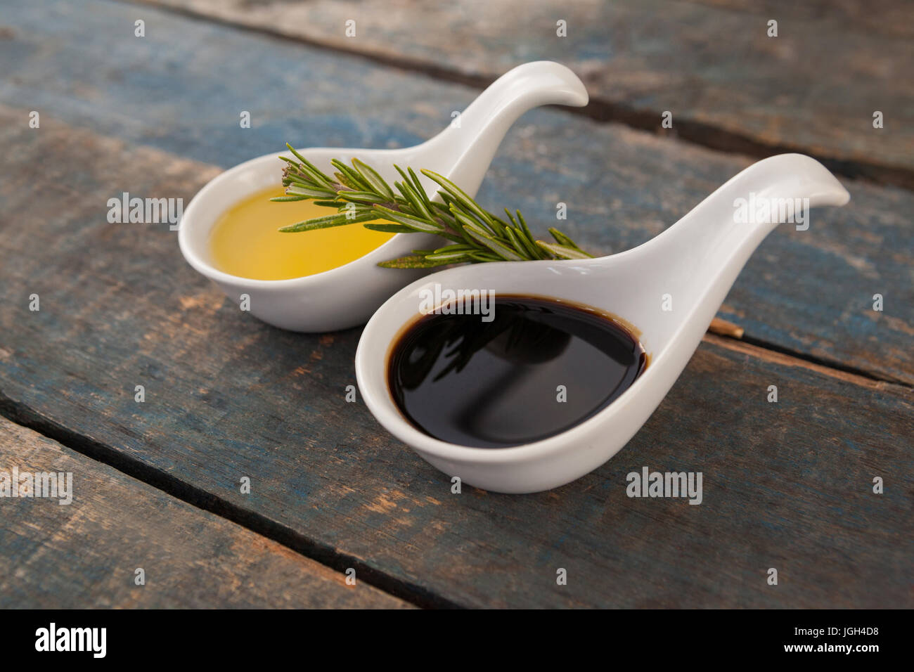 Close up di olio di oliva in bianco cucchiaio sul tavolo di legno Foto Stock