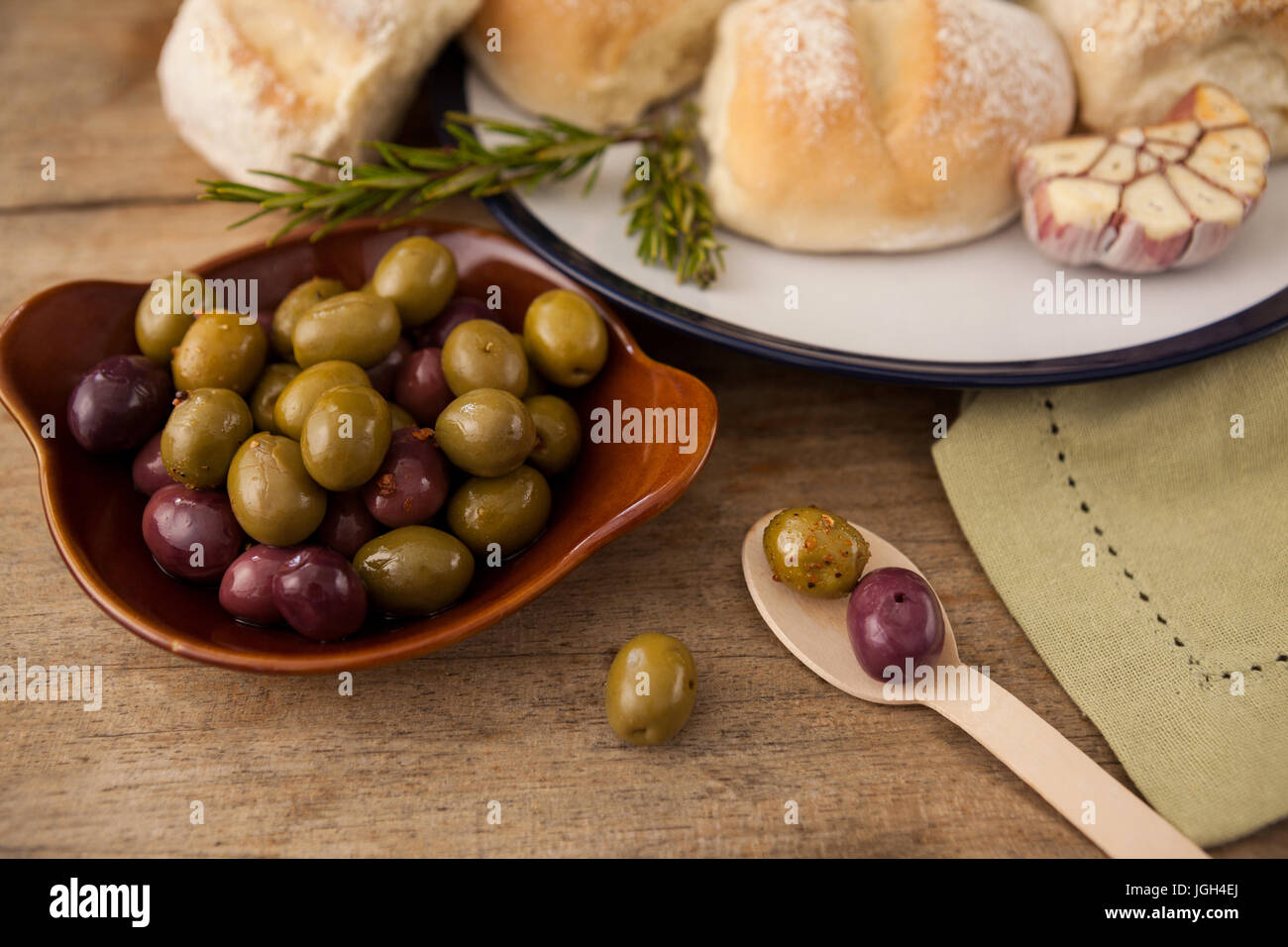 Angolo di alta vista di olive nella piastra da pane sul tavolo Foto Stock