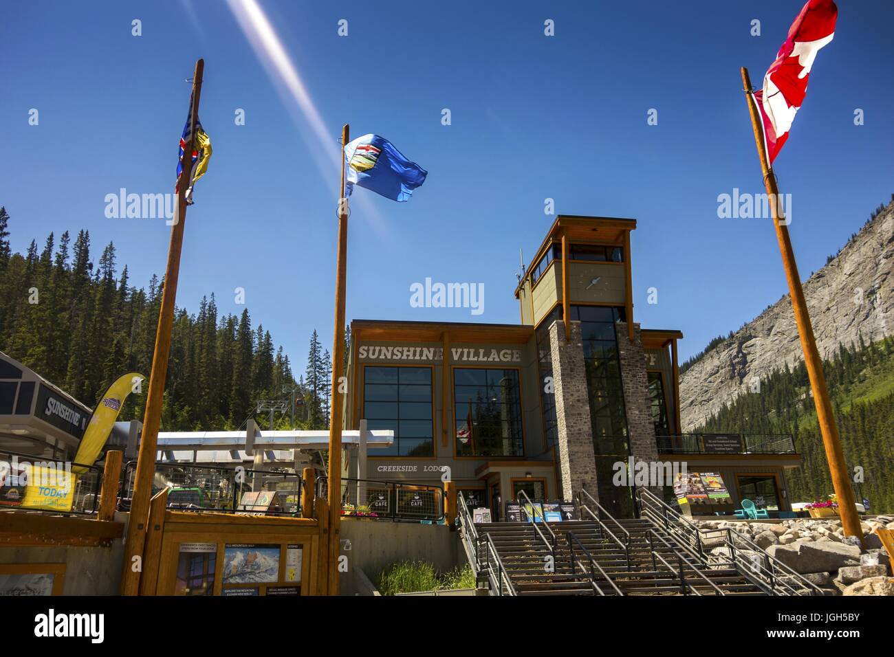 Stazione sciistica di Sunshine Village, stazione sciistica di Rocky Mountain e facciata del Visitor Center Lodge in estate. Banff National Park, Alberta, Canada Foto Stock