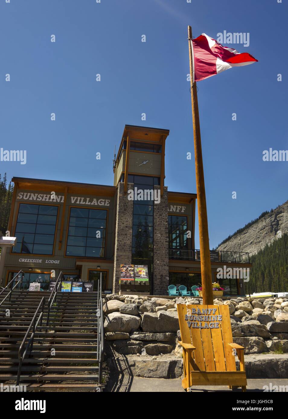 Stazione sciistica di Sunshine Village, stazione sciistica di Rocky Mountain e facciata del Visitor Center Lodge in estate. Banff National Park, Alberta, Canada Foto Stock