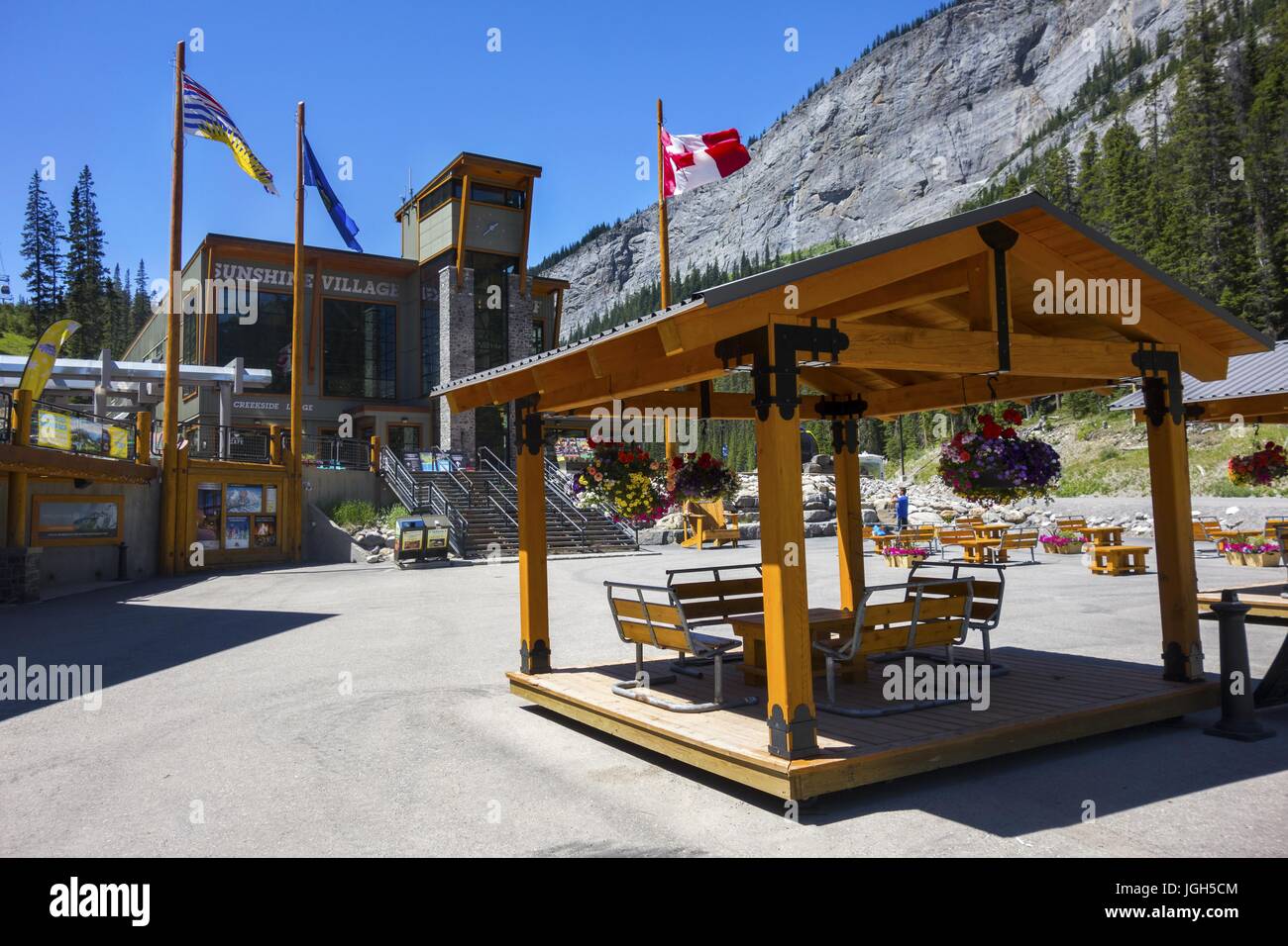 Stazione sciistica di Sunshine Village, stazione sciistica di Rocky Mountain e facciata del Visitor Center Lodge in estate. Banff National Park, Alberta, Canada Foto Stock